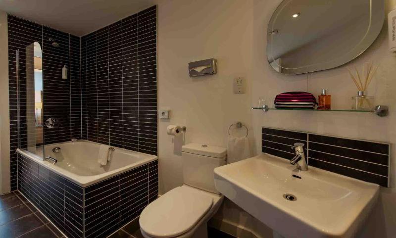 Premier Suites Liverpool Room photo